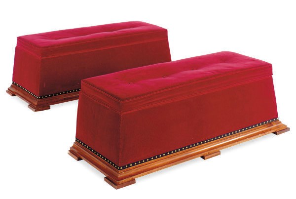A PAIR OF MAHOGANY AND BURGUNDY VELVET UPHOLSTERED BENCHES,