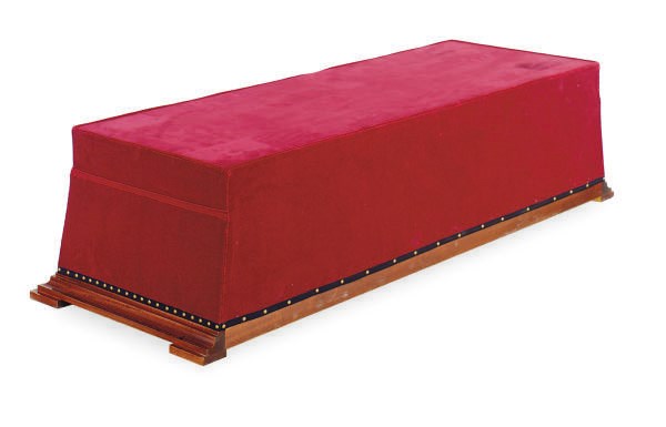 A MAHOGANY AND BURGUNDY UPHOLSTERED BENCH,