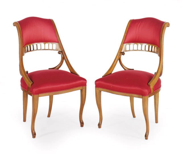 A SET OF EIGHT MAHOGANY AND RED SATIN UPHOLSTERED DINING CHAIRS,