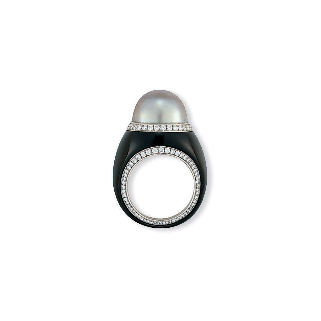 AN UNUSUAL NATURAL PEARL BLACK ONYX AND DIAMOND RING
