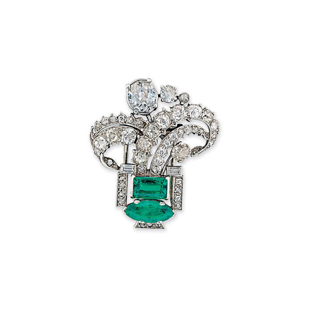 AN ART DECO EMERALD AND DIAMOND CLIP BROOCH, BY CARTIER