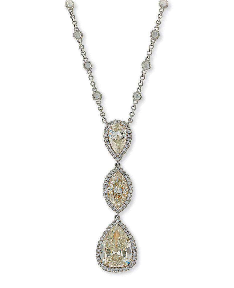 A DIAMOND PENDENT NECKLACE