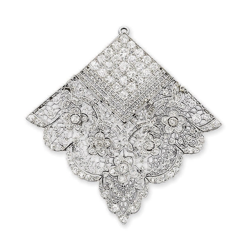 A DELICATE BELLE EPOQUE DIAMOND PENDANT