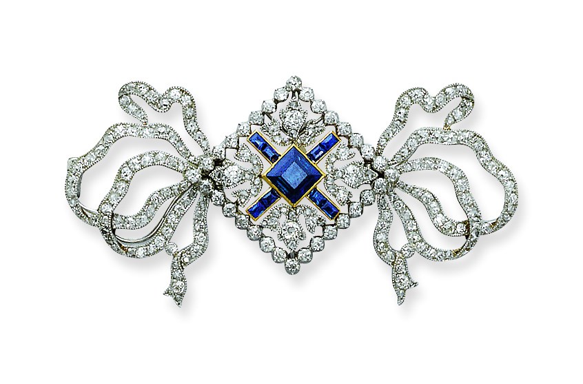 A BELLE EPOQUE SAPPHIRE AND DIAMOND BOW BROOCH, BY CARTIER