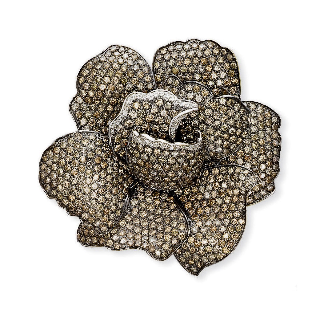 A DIAMOND AND COLOURED DIAMOND FLOWER BROOCH/PENDANT