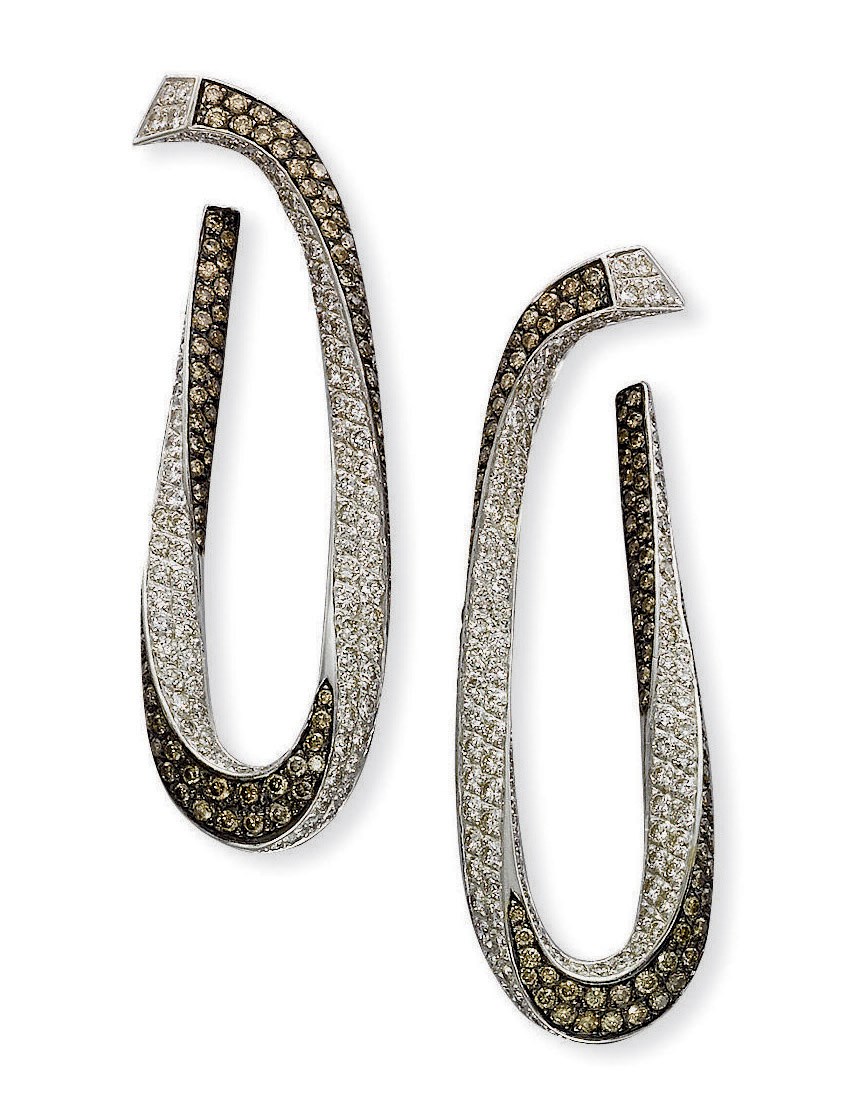 A PAIR OF DIAMOND EAR PENDANTS