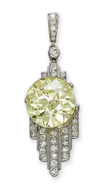 AN ART DECO DIAMOND PENDANT