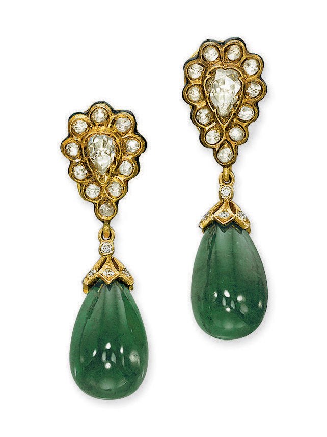 A PAIR OF INDIAN EMERALD AND DIAMOND EAR PENDANTS