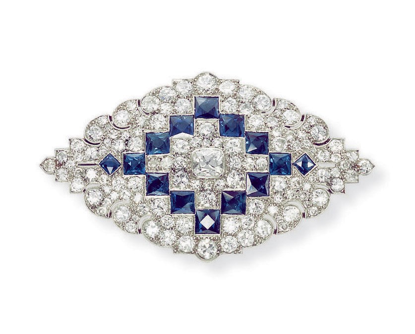 AN ART DECO SAPPHIRE AND DIAMOND BROOCH