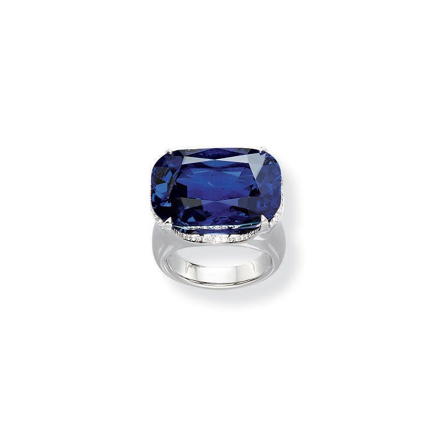 A SAPPHIRE AND DIAMOND RING