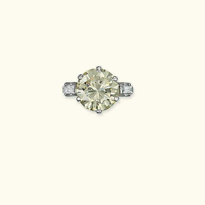 A DIAMOND SINGLE-STONE RING