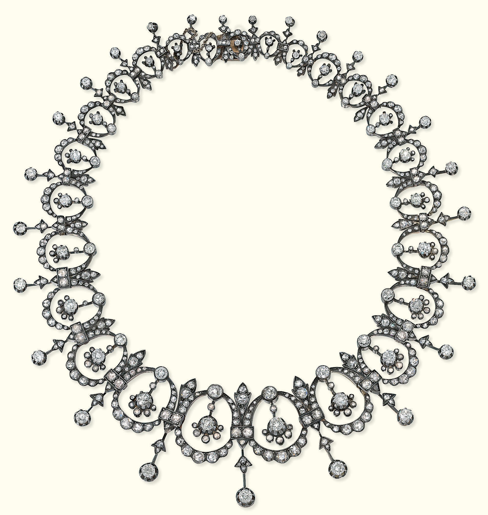 AN ANTIQUE DIAMOND NECKLACE