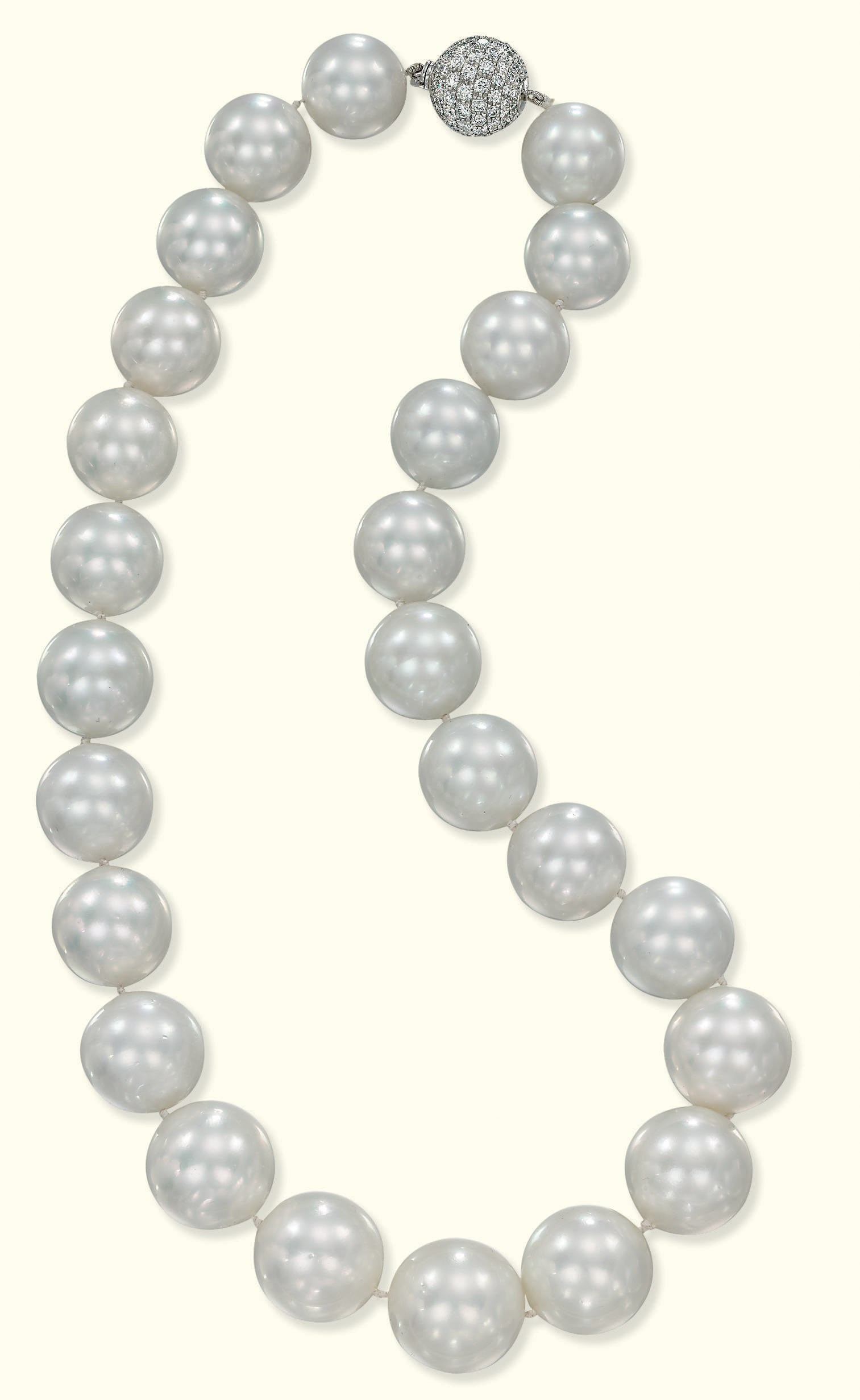 A CULTURED PEARL NECKLACE