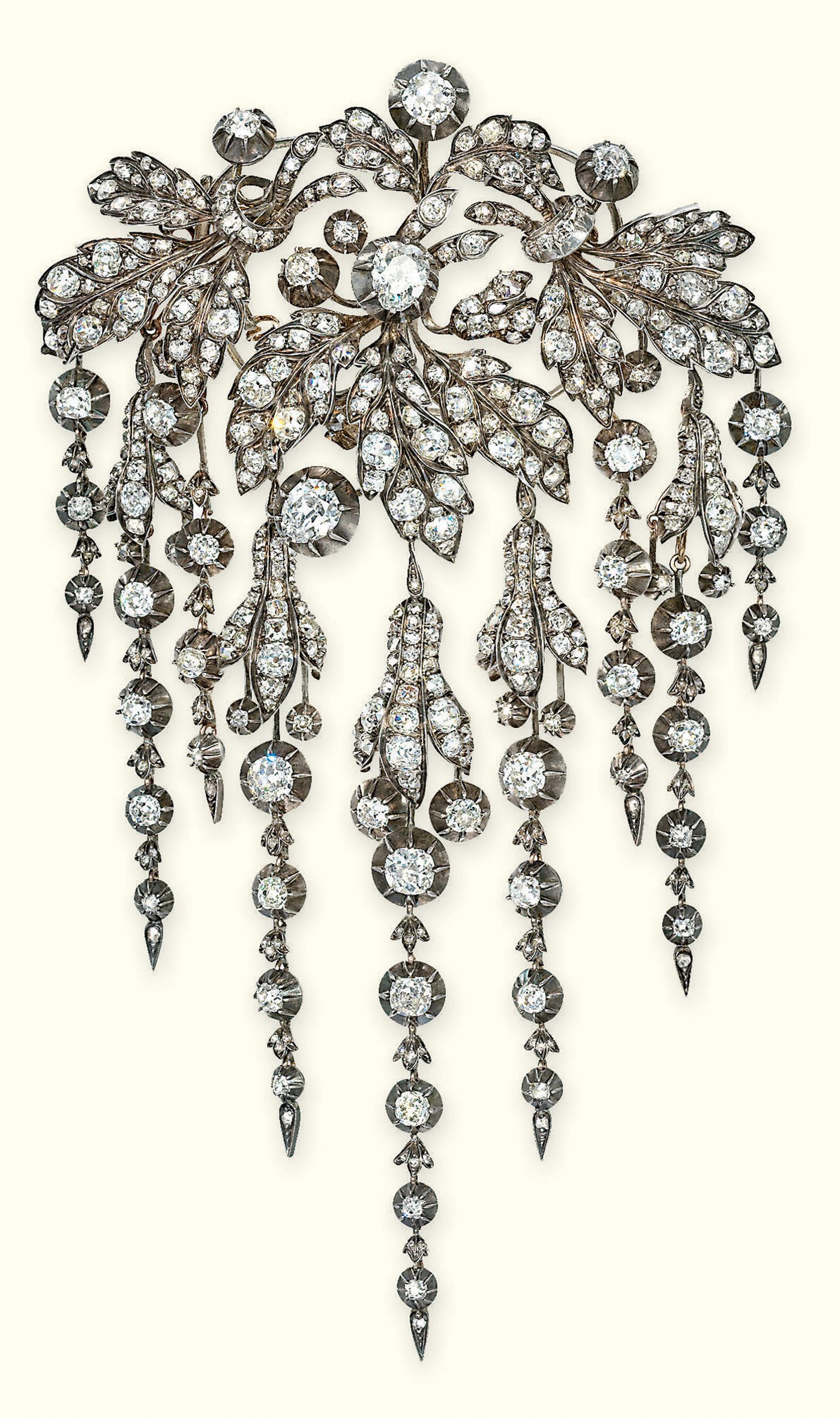 AN ANTIQUE DIAMOND BROOCH