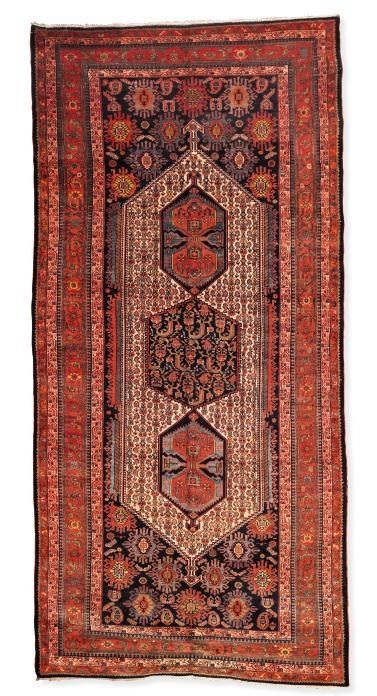 An unusual Feraghan-Malayir kelleh