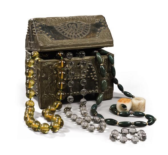 UN COFFRET A BIJOUX DE STYLE NEOGOTHIQUE