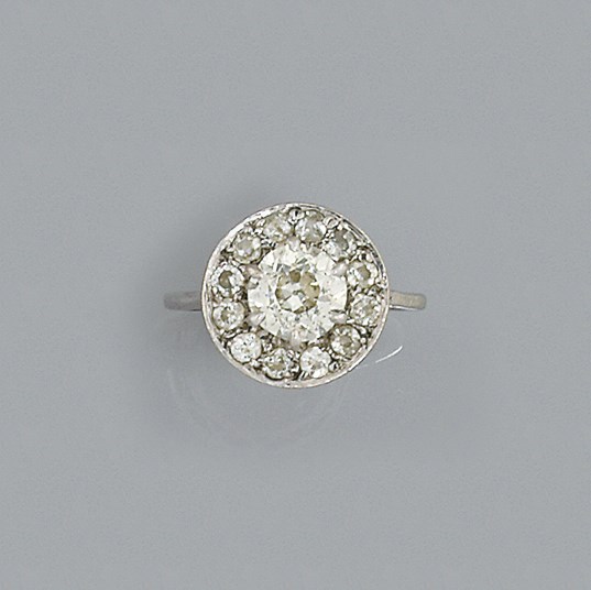 A diamond cluster ring