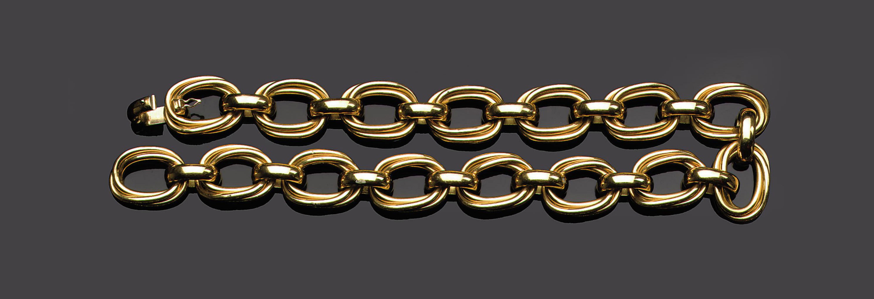 A GOLD NECKLACE