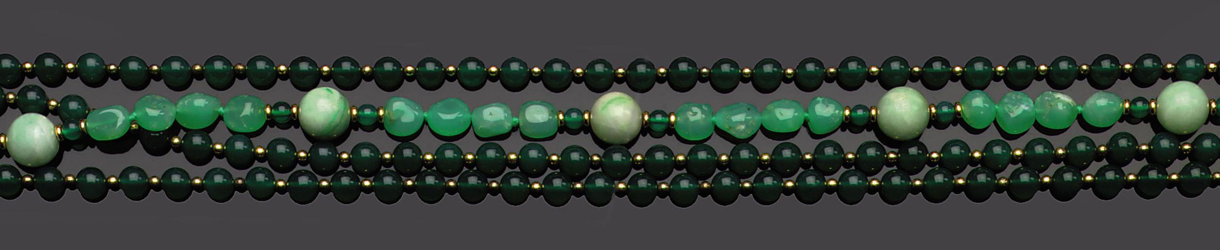 A QUARTZ BEAD NECKLACE