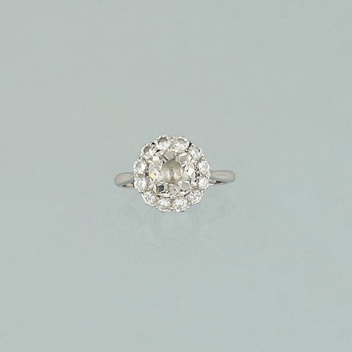 A diamond cluster ring