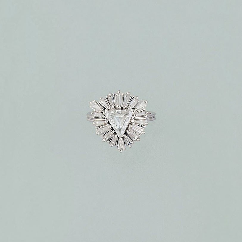 A diamond cluster ring