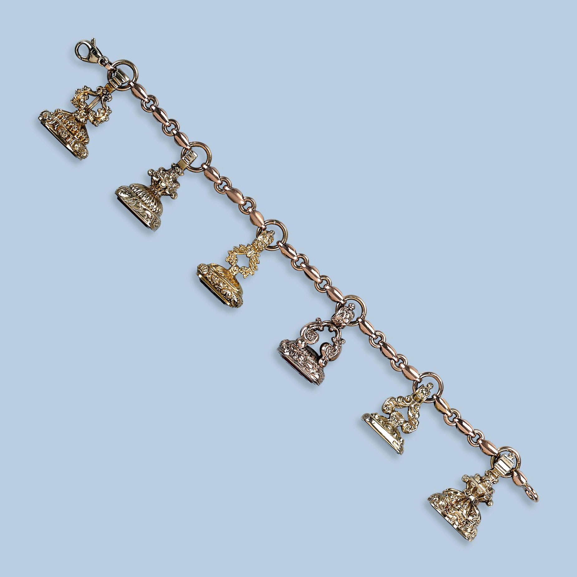 A GOLD BRACELET