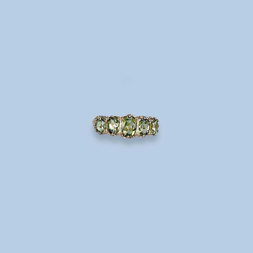 A GOLD PERIDOT RING
