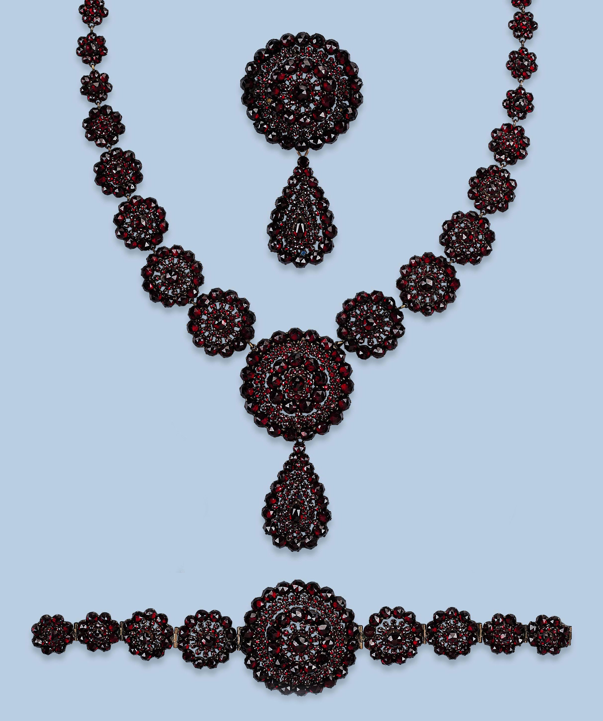 AN ANTIQUE GARNET PARURE
