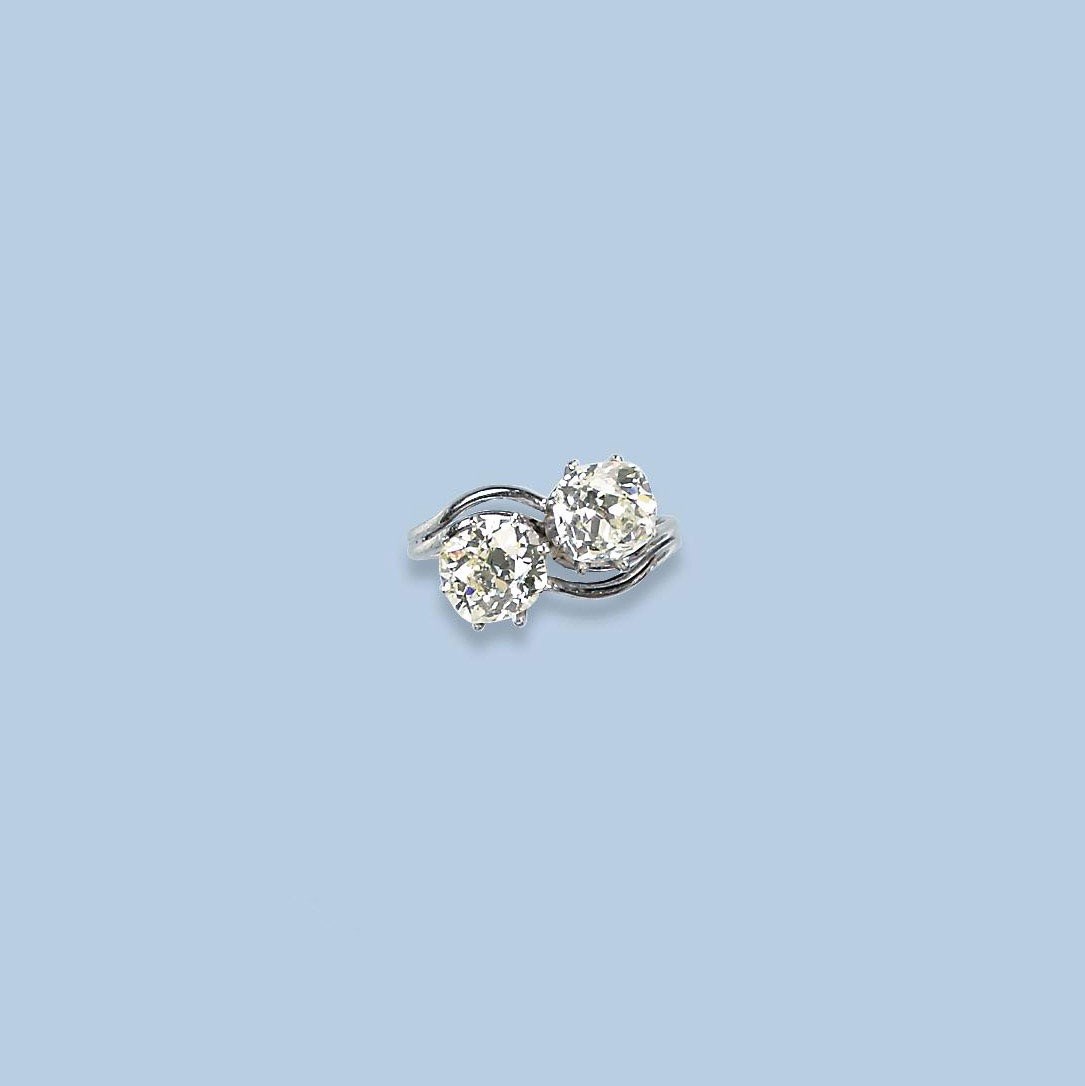 A DIAMOND CROSSOVER RING