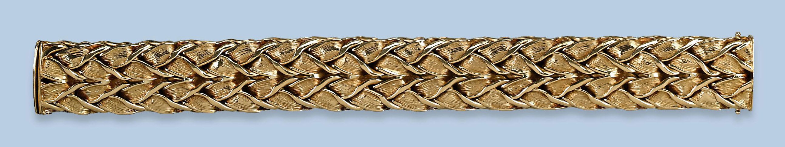 A GOLD BRACELET