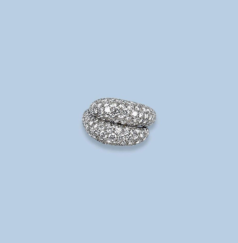 A PLATINUM DIAMOND RING