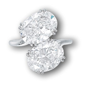 A 'TOI ET MOI' DIAMOND RING