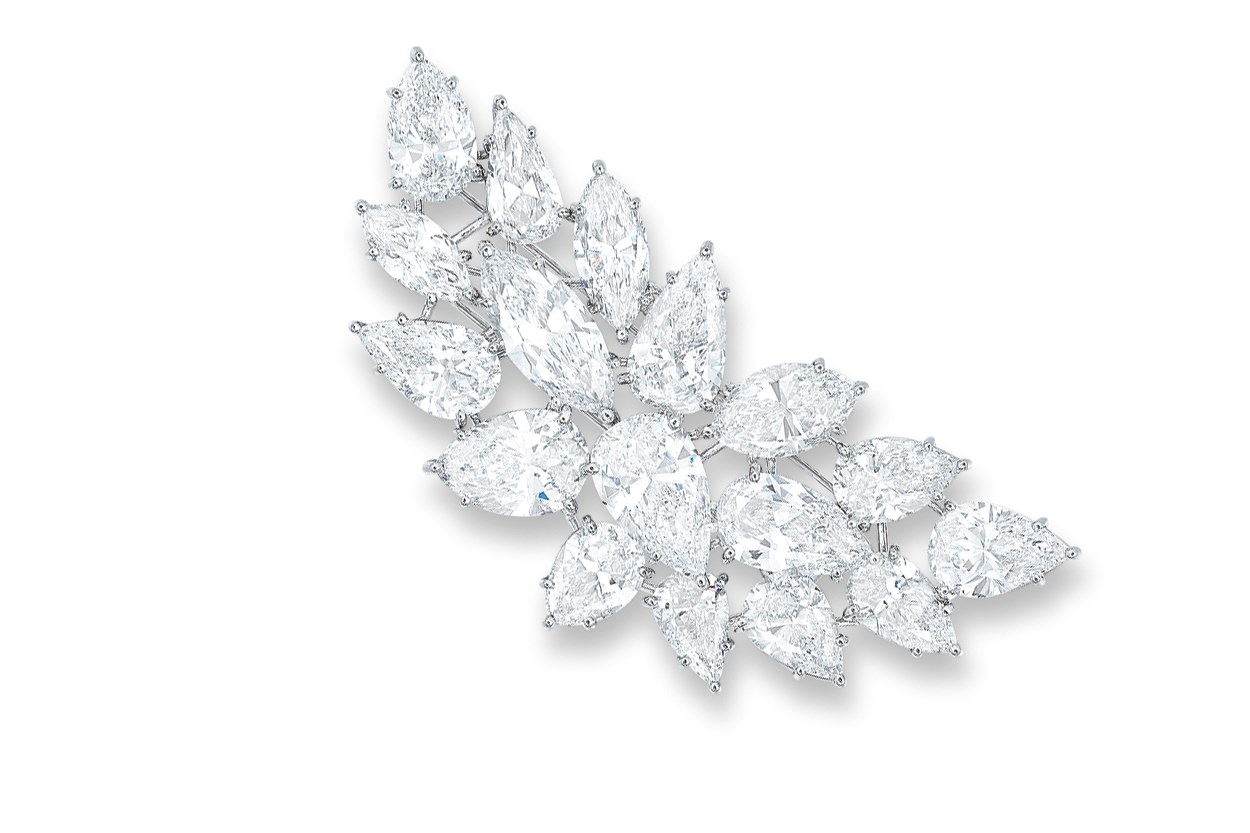 AN IMPRESSIVE DIAMOND BROOCH