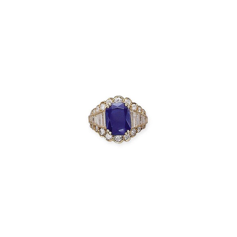 A SAPPHIRE AND DIAMOND RING