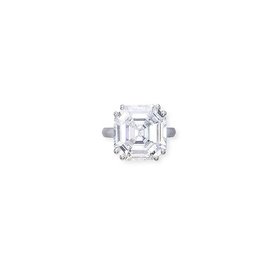 A FINE DIAMOND RING