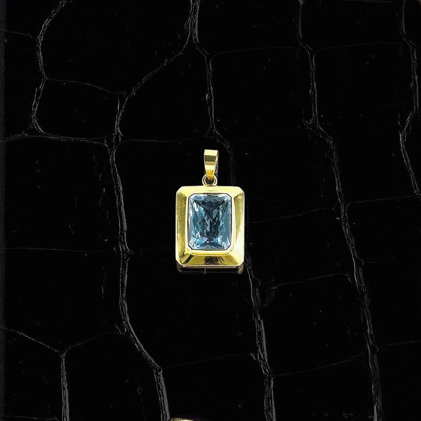 An aquamarine pendant