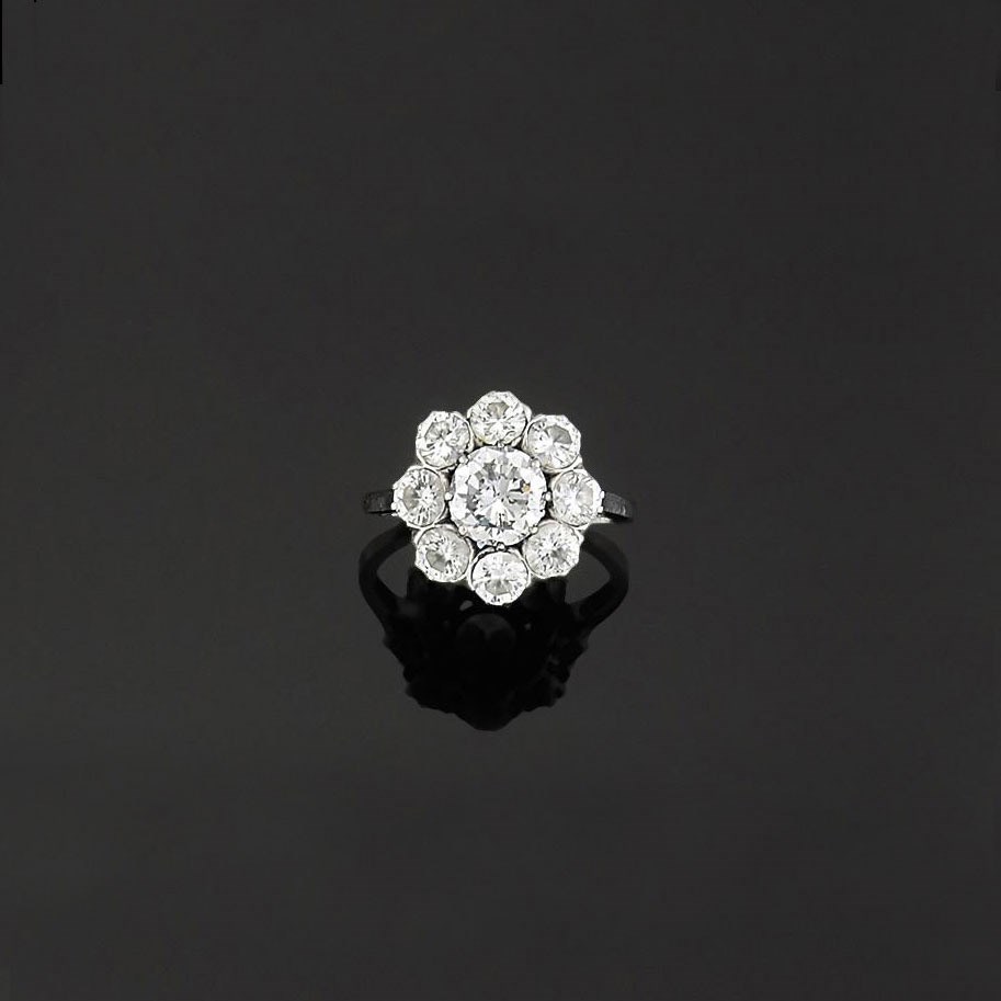 A diamond cluster ring