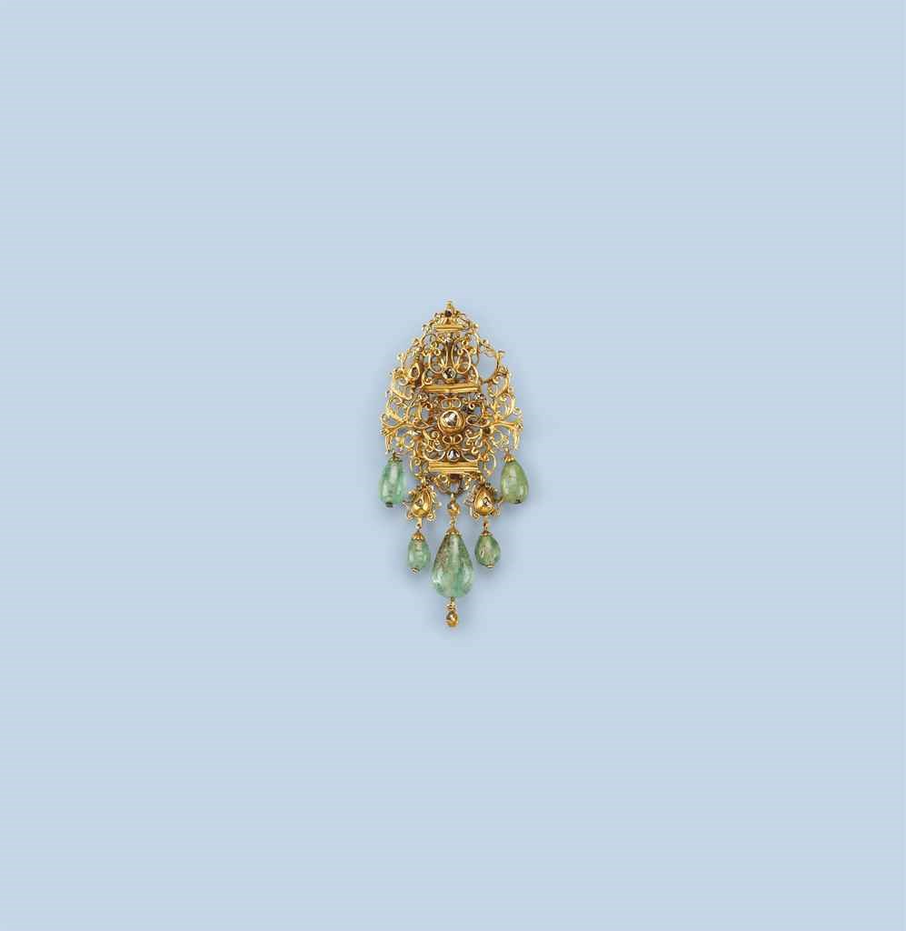 AN ANTIQUE EMERALD PENDANT