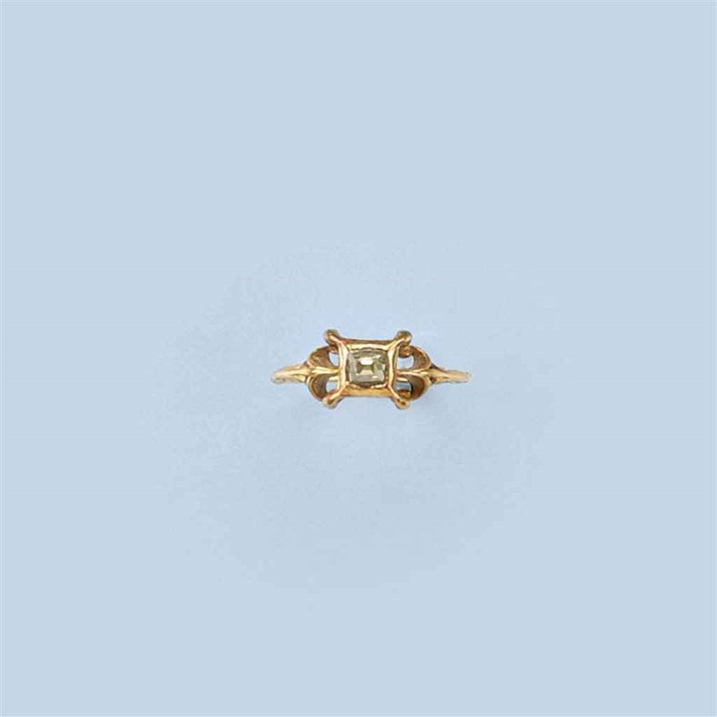 AN ANTIQUE DIAMOND RING