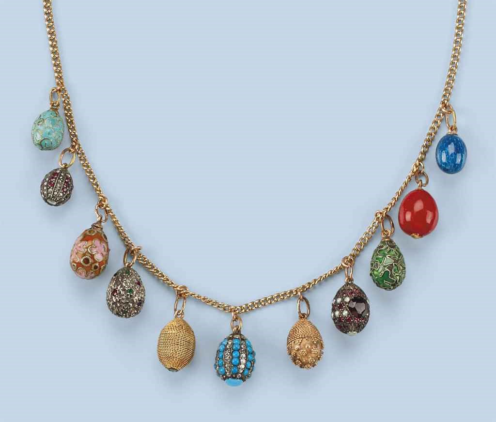 AN EGG PENDANT NECKLACE