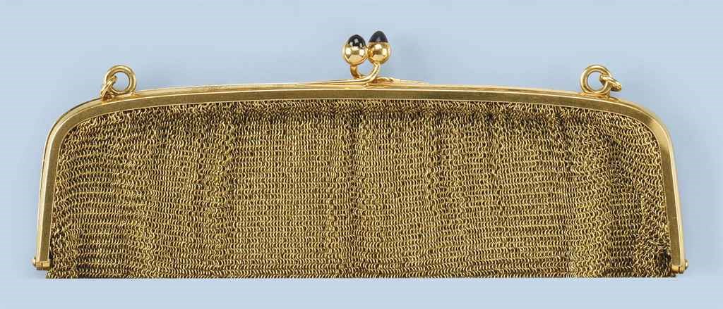 AN ANTIQUE GOLD PURSE