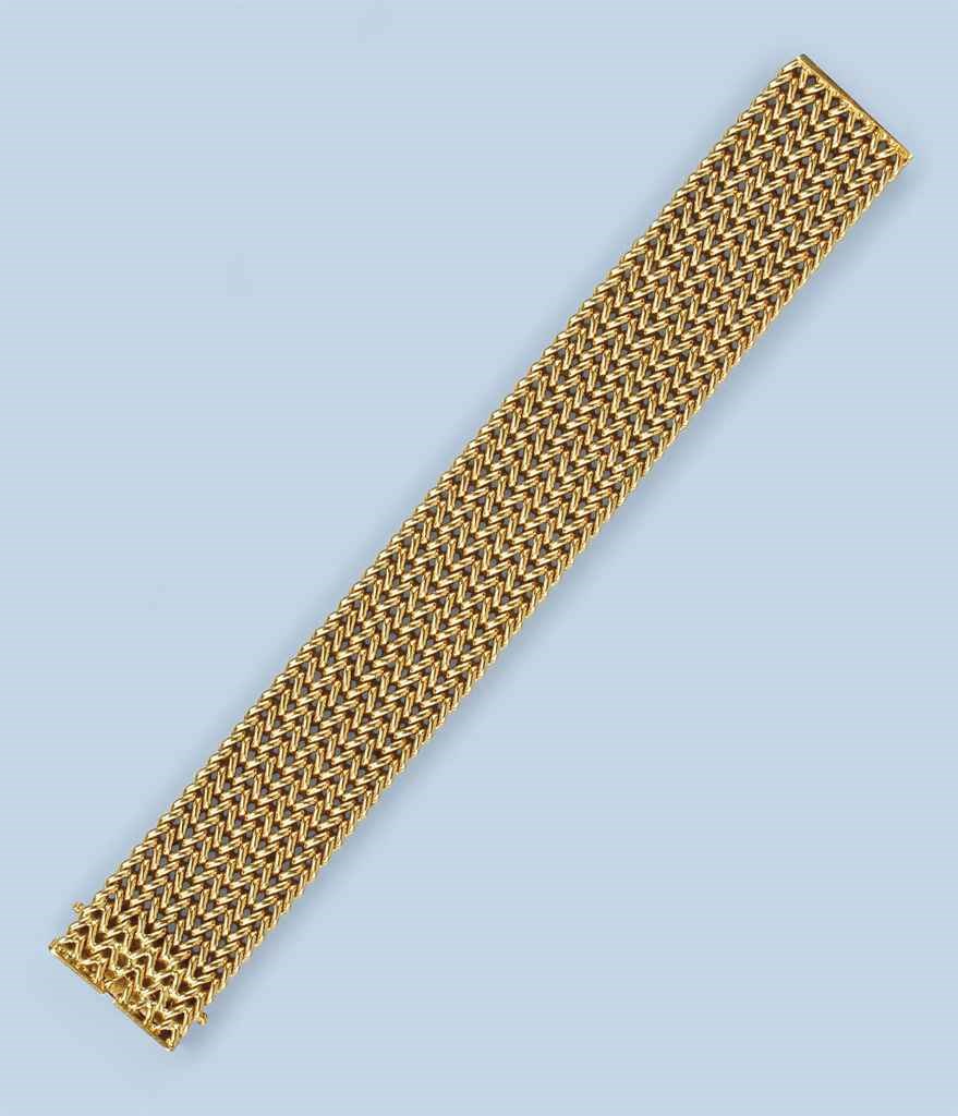 A GOLD BRACELET