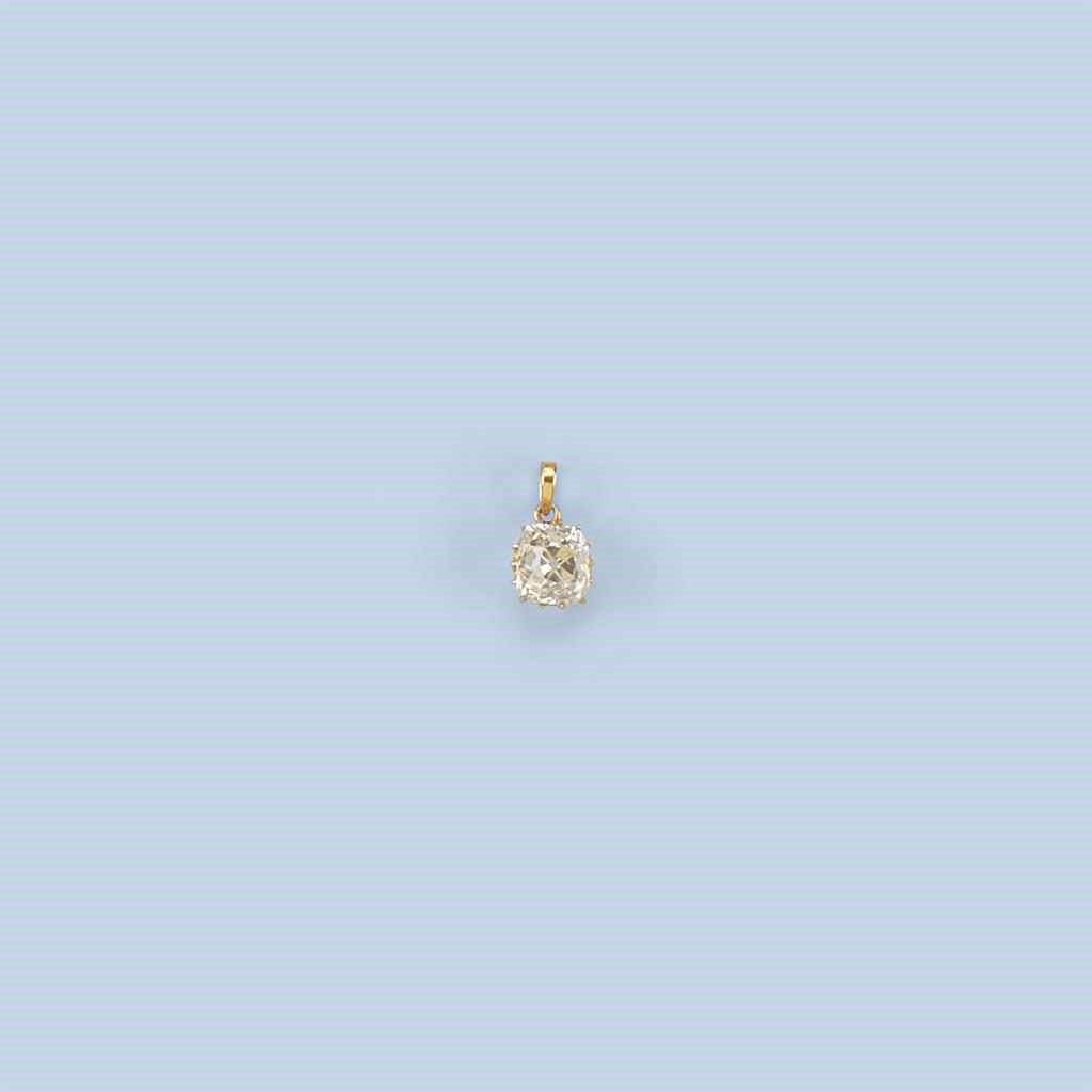 AN ANTIQUE DIAMOND PENDANT