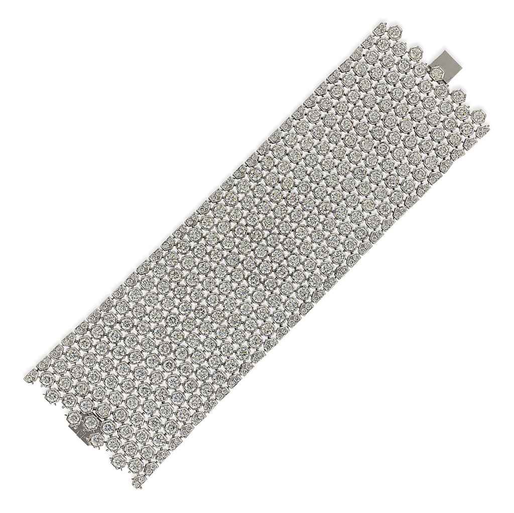 AN ATTRACTIVE DIAMOND BRACELET