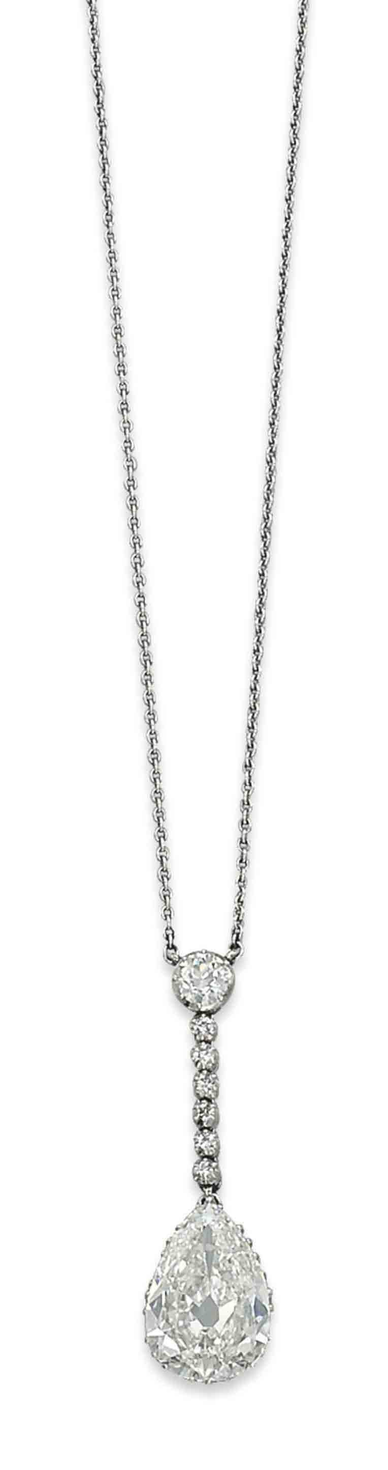 A DIAMOND PENDENT NECKLACE