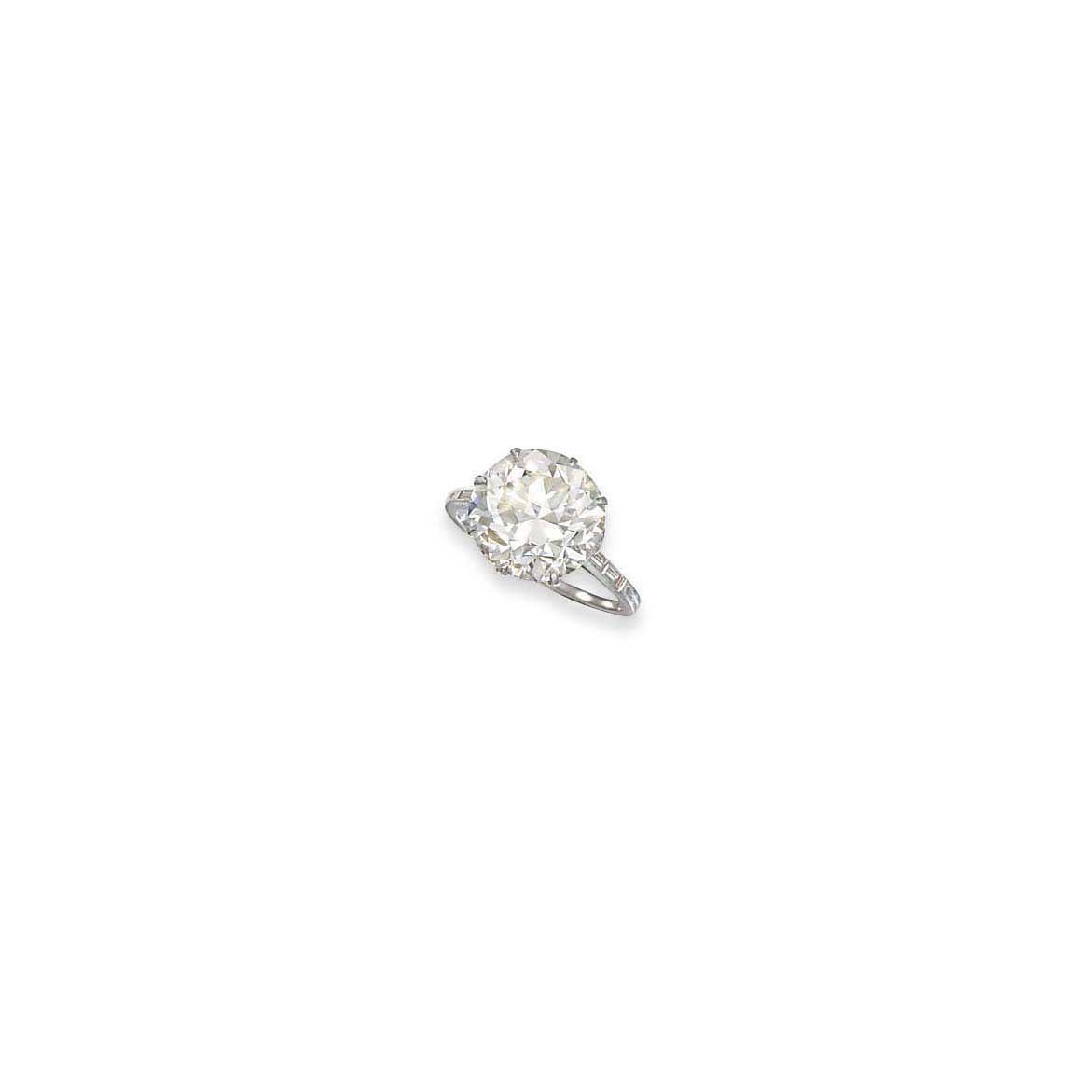 AN EARLY 20TH CENTURY SINGLE-STONE DIAMOND RING