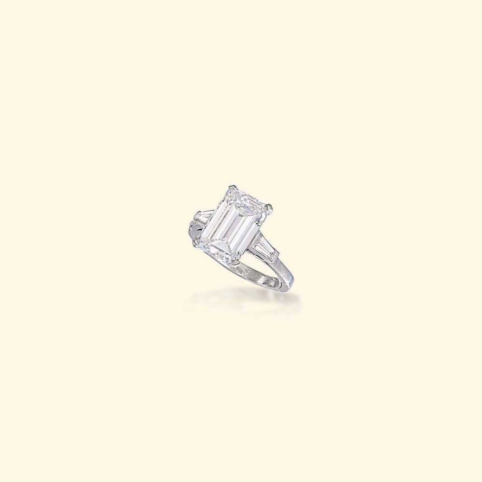 A DIAMOND SINGLE-STONE RING