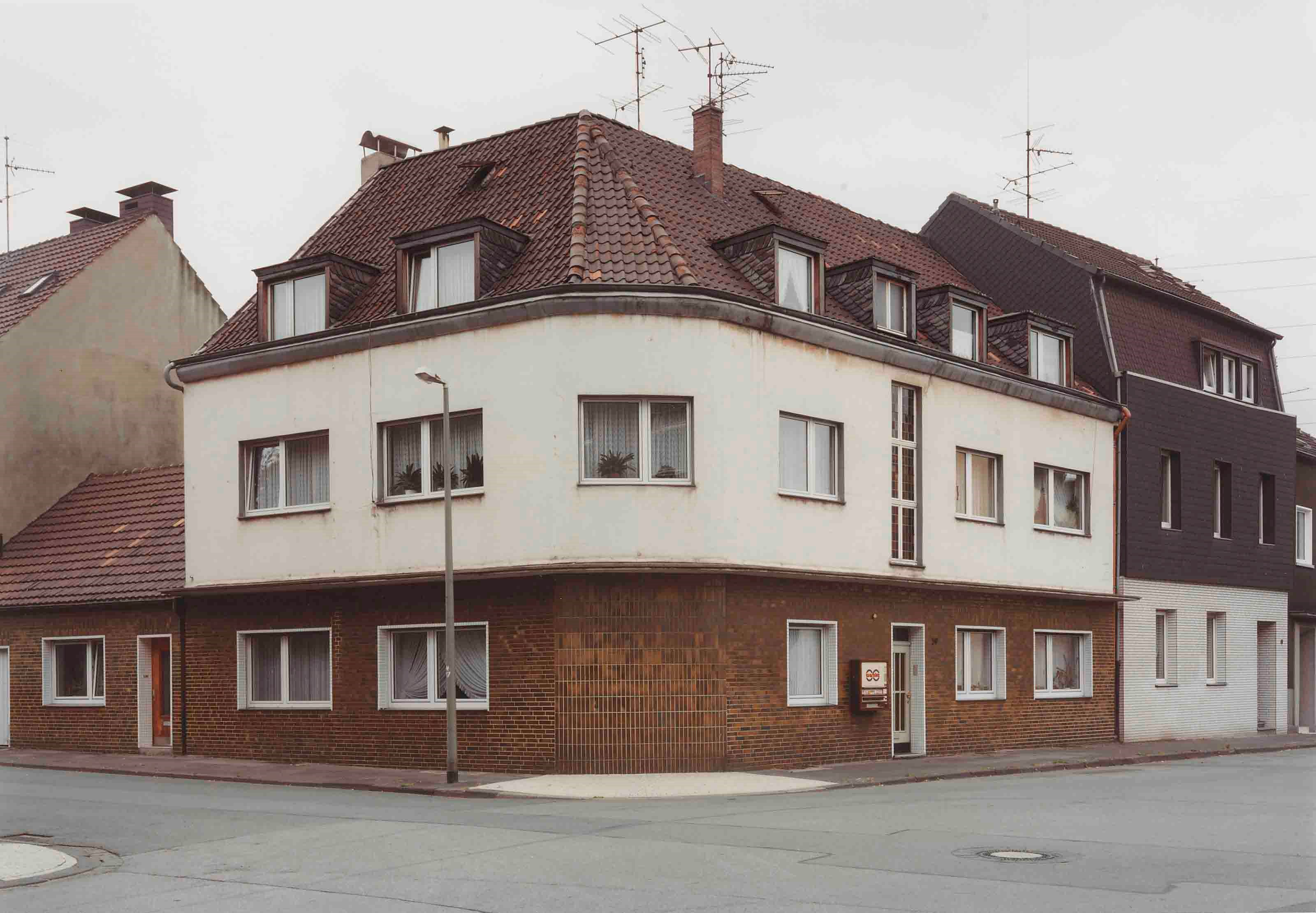 THOMAS STRUTH (B. 1954)