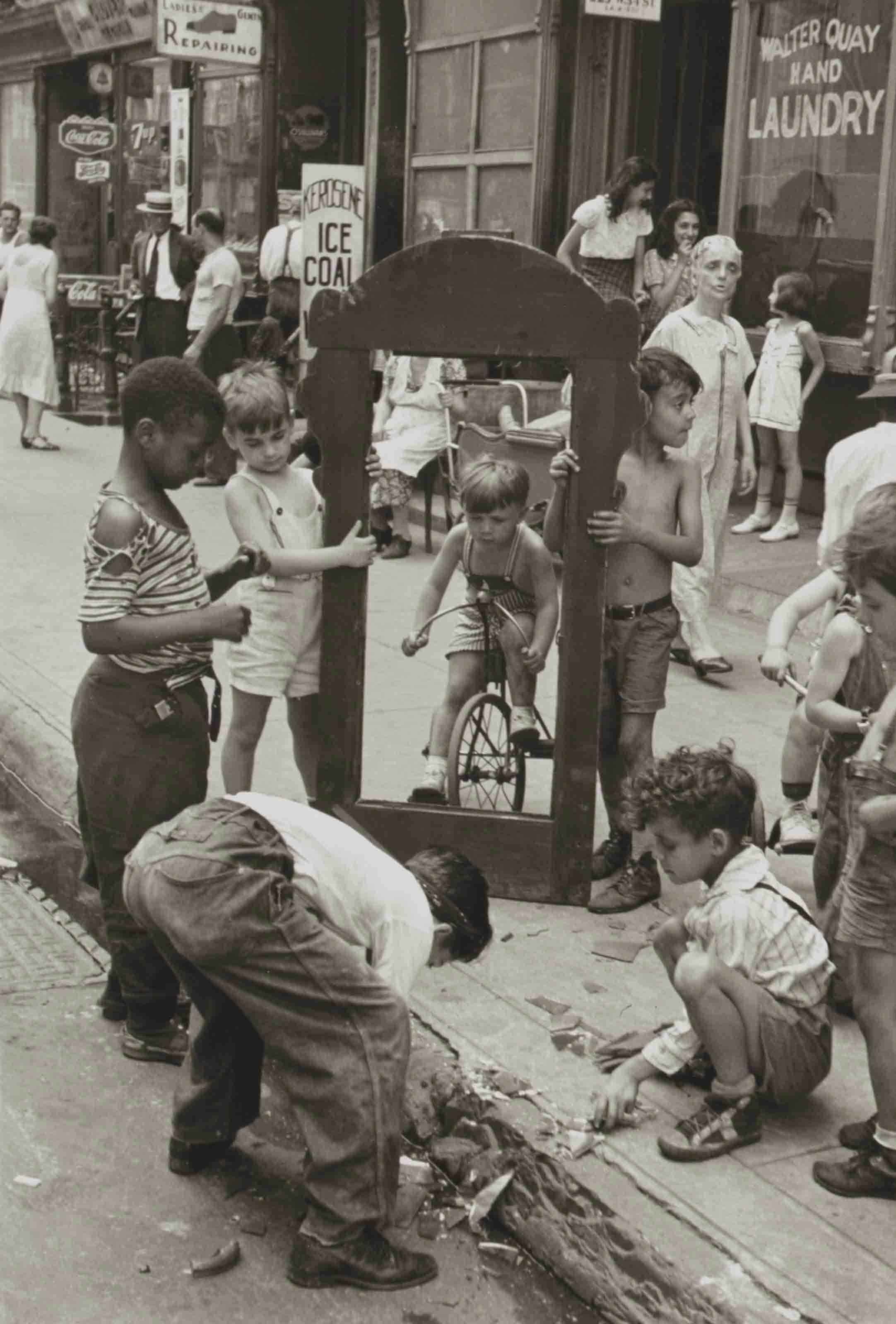 HELEN LEVITT (1913-2009)