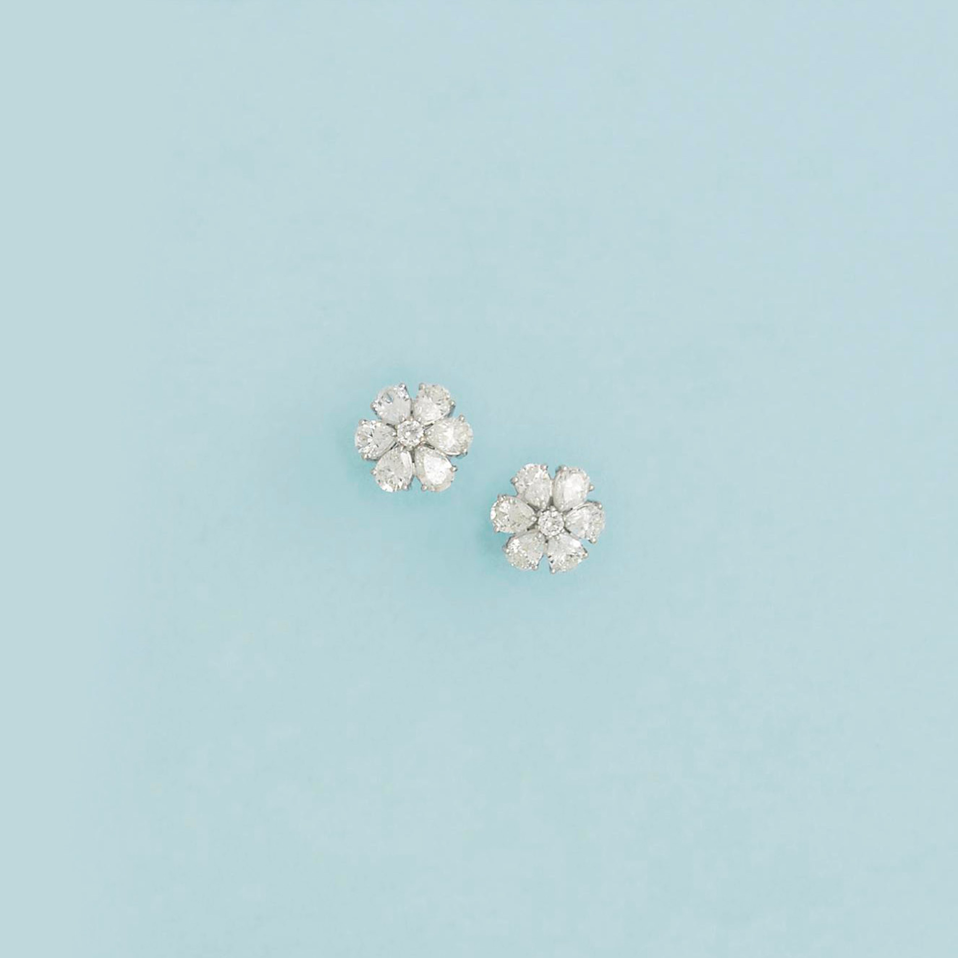 A pair of diamond cluster earstuds